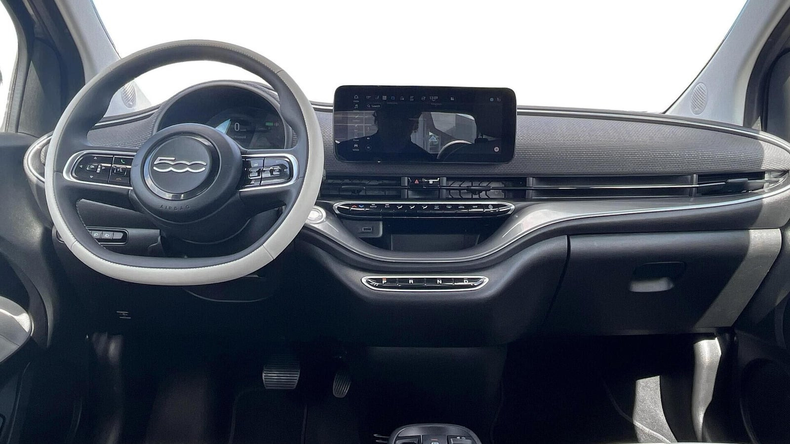 Grå Fiat 500e fra 2023