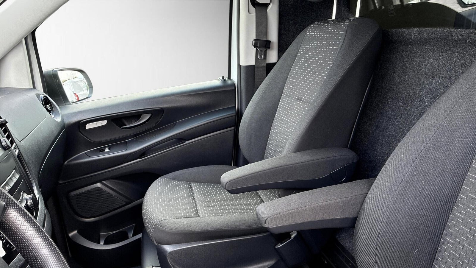 Hvid Mercedes eVito 129 fra 2021