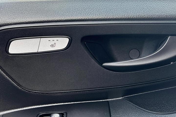 Hvid Mercedes eVito 129 fra 2021