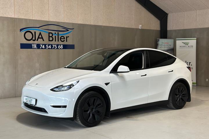 Hvid Tesla Model Y fra 2025 set udefra