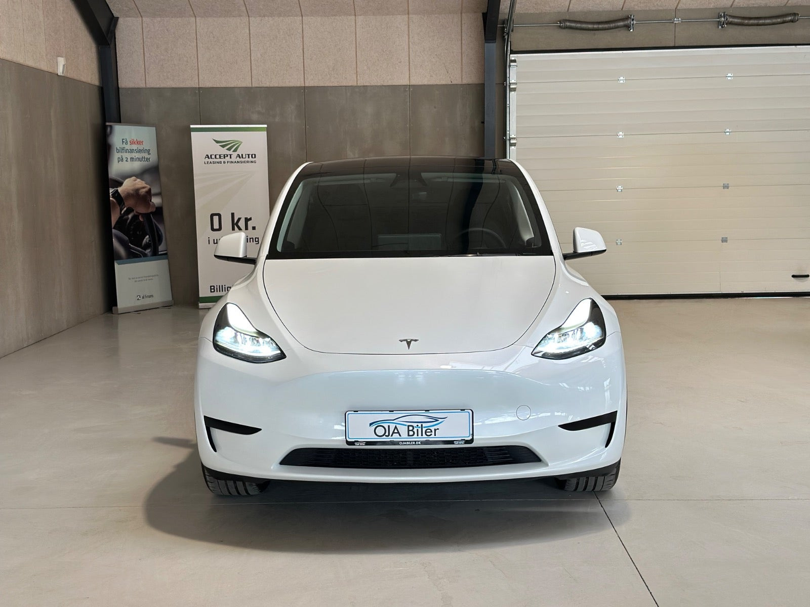 Hvid Tesla Model Y fra 2025