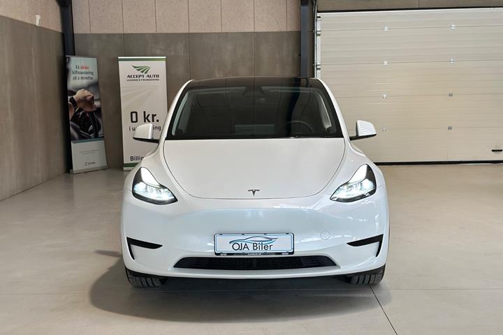 Hvid Tesla Model Y fra 2025