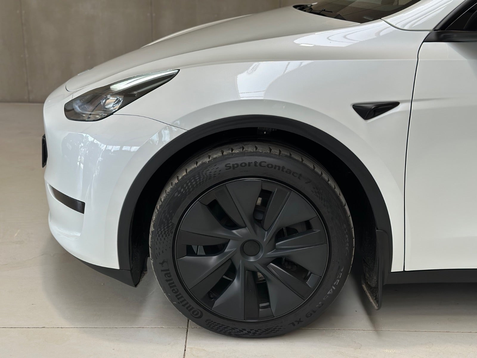 Hvid Tesla Model Y fra 2025