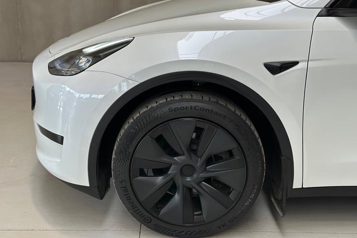 Hvid Tesla Model Y fra 2025