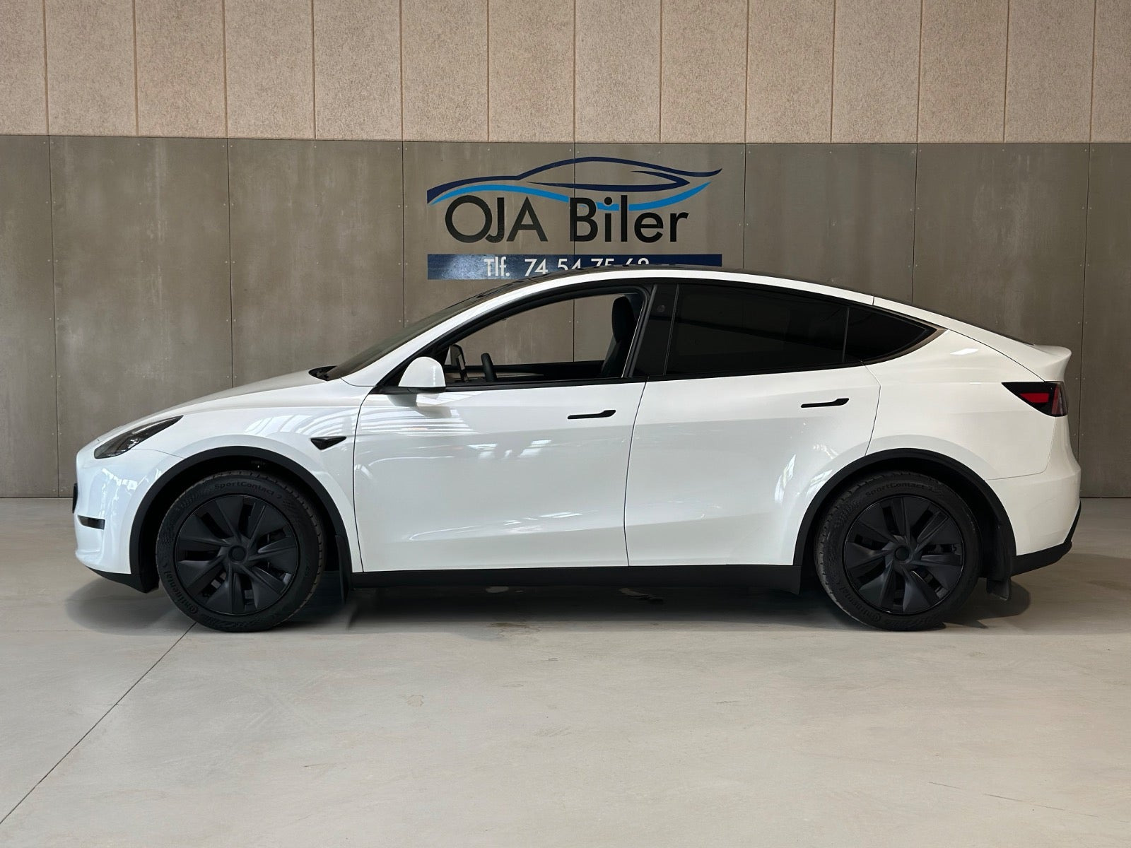 Hvid Tesla Model Y fra 2025