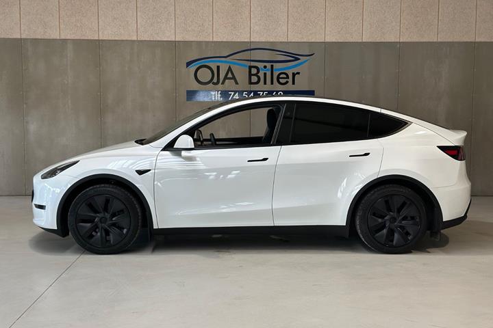 Hvid Tesla Model Y fra 2025