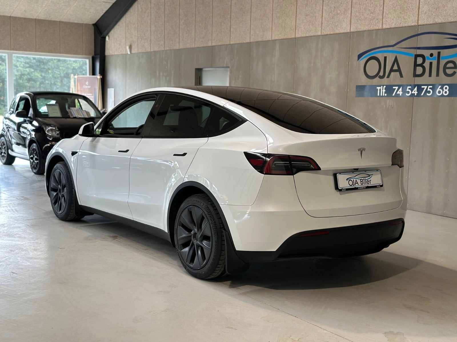 Hvid Tesla Model Y fra 2025