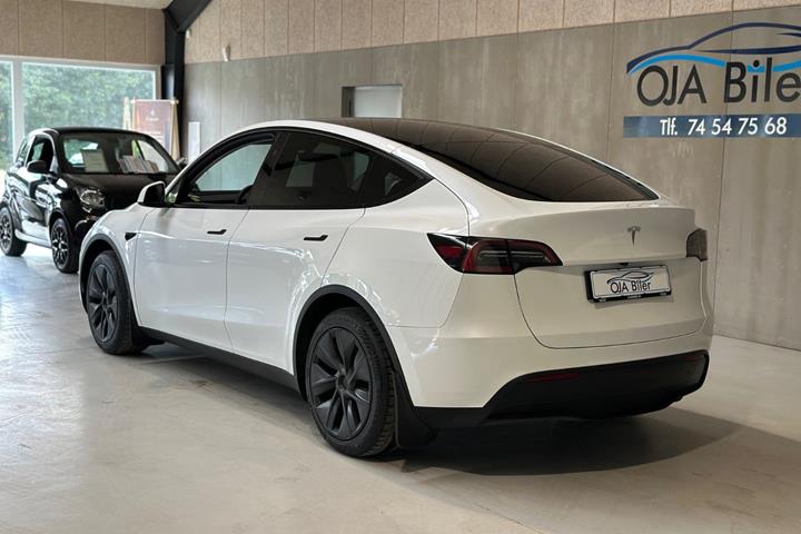 Hvid Tesla Model Y fra 2025