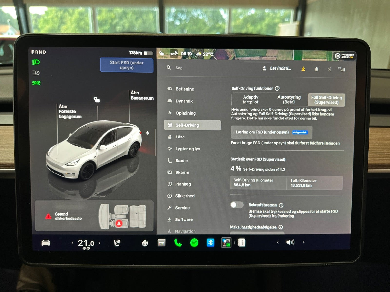 Hvid Tesla Model Y fra 2025