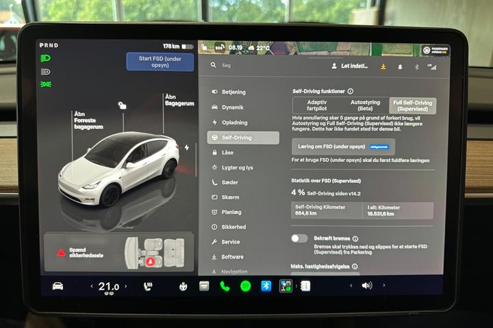 Hvid Tesla Model Y fra 2025