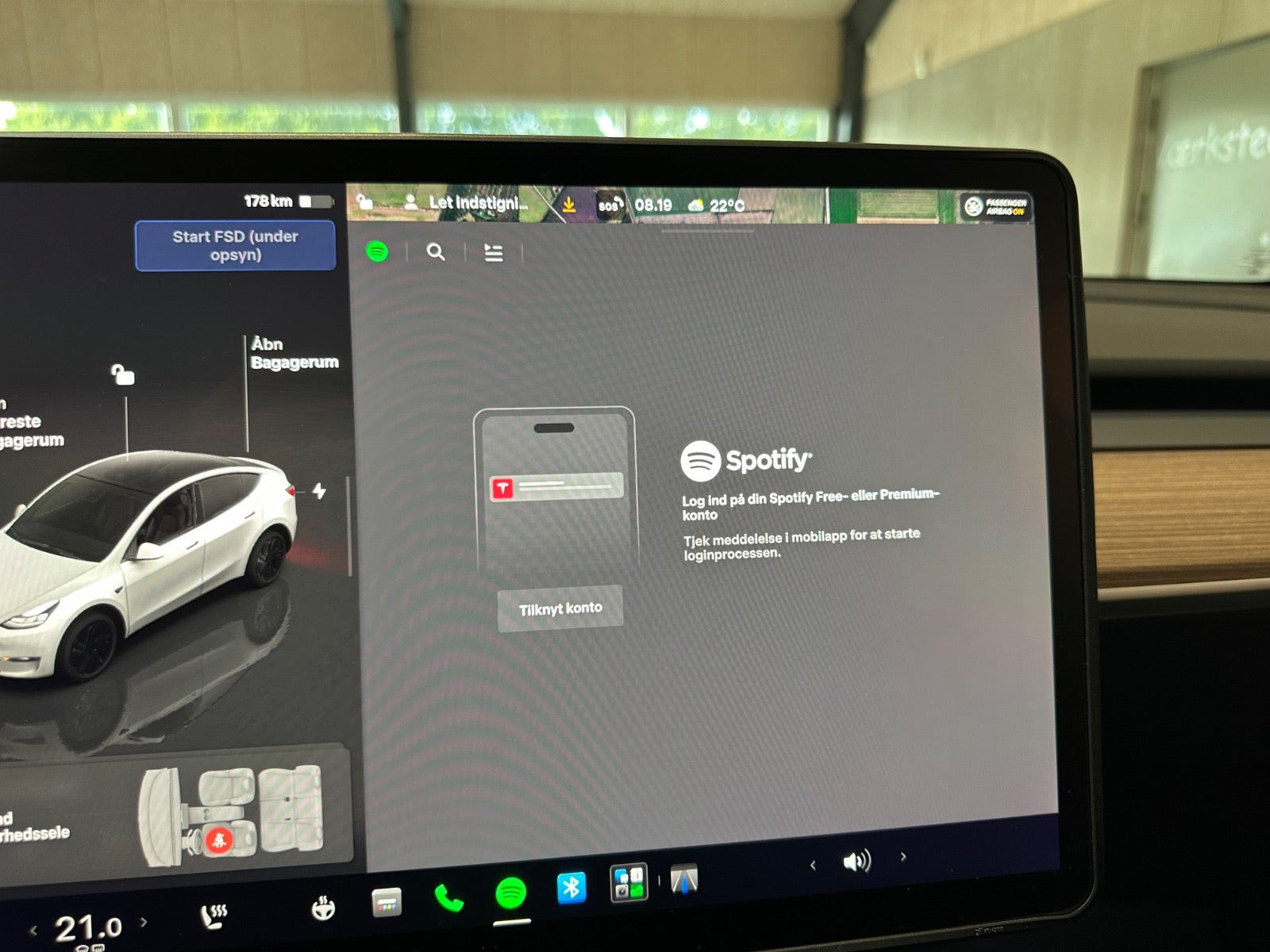 Hvid Tesla Model Y fra 2025
