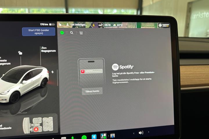 Hvid Tesla Model Y fra 2025