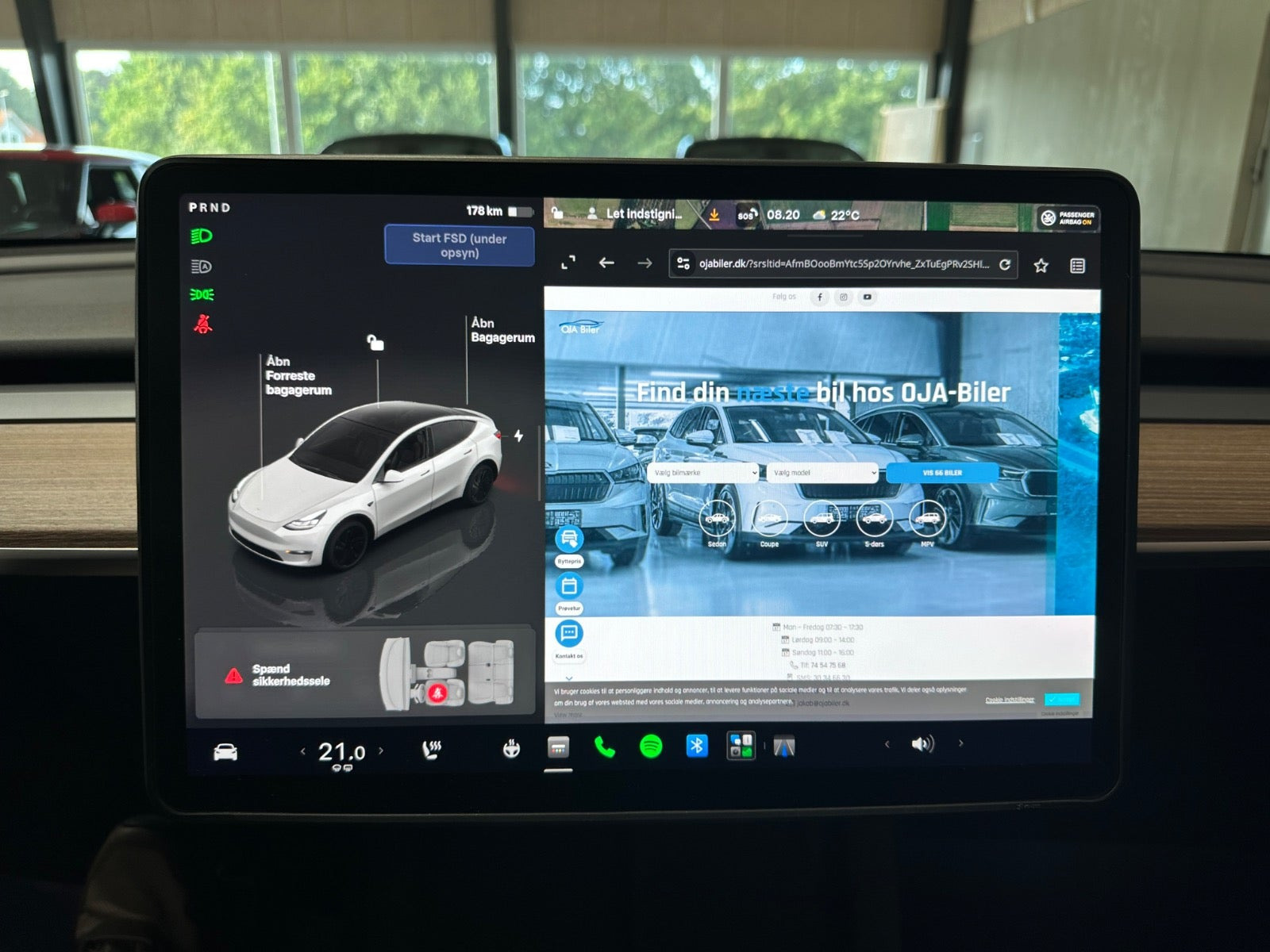 Hvid Tesla Model Y fra 2025