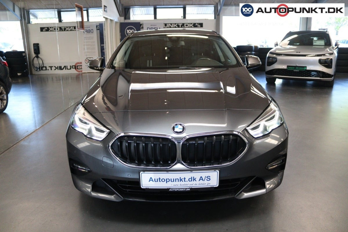 Grå BMW 218i fra 2020