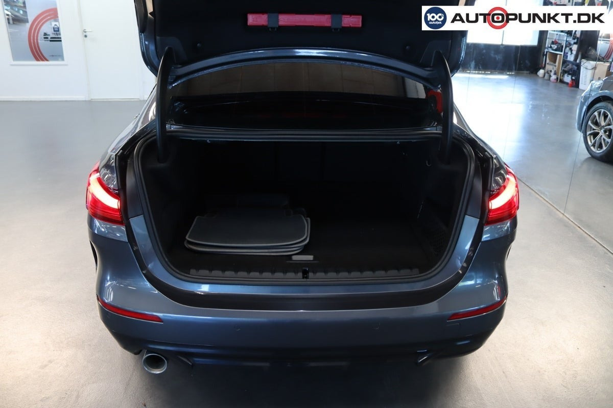 Grå BMW 218i fra 2020