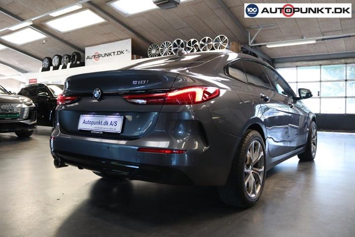 Grå BMW 218i fra 2020