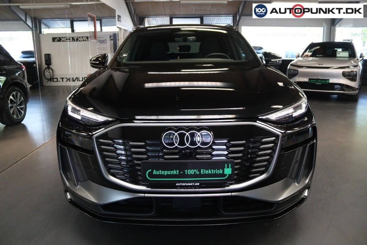 Sort Audi Q6 e-tron fra 2025