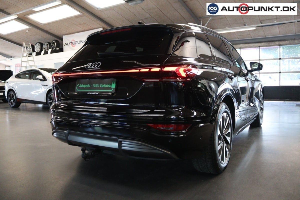 Sort Audi Q6 e-tron fra 2025