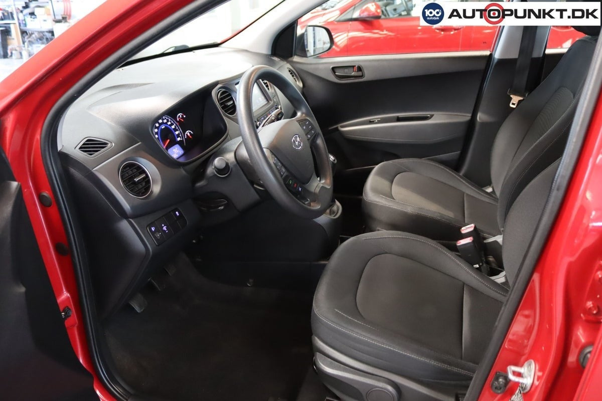 Rød Hyundai i10 fra 2017