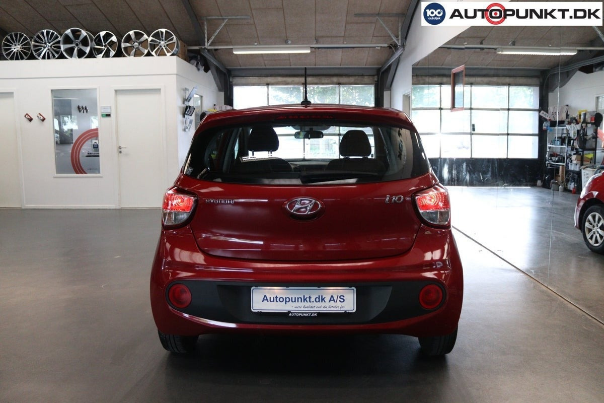 Rød Hyundai i10 fra 2017