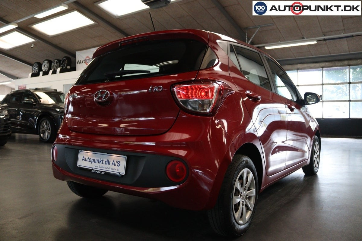 Rød Hyundai i10 fra 2017