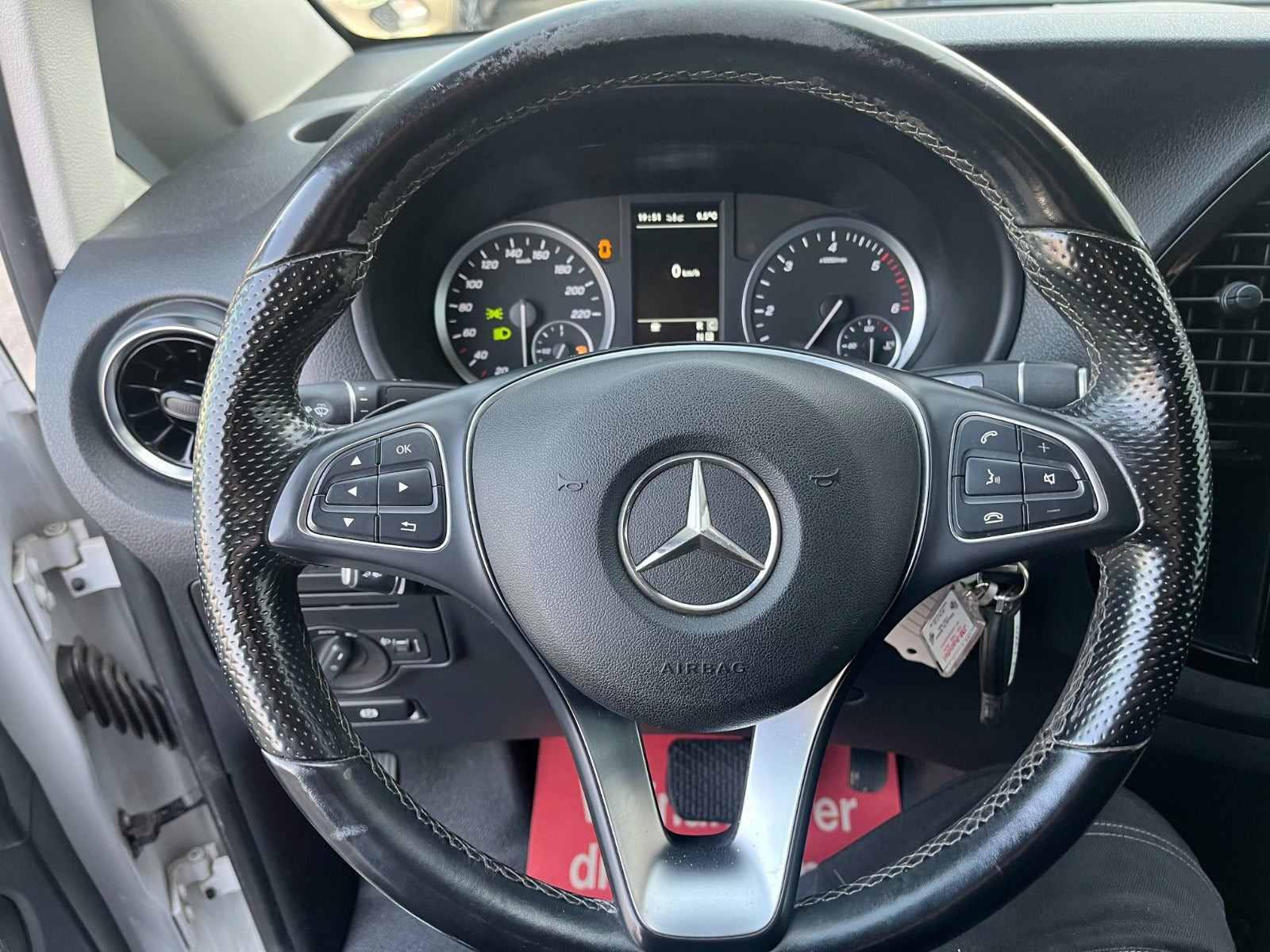 Hvid Mercedes Vito 114 fra 2021