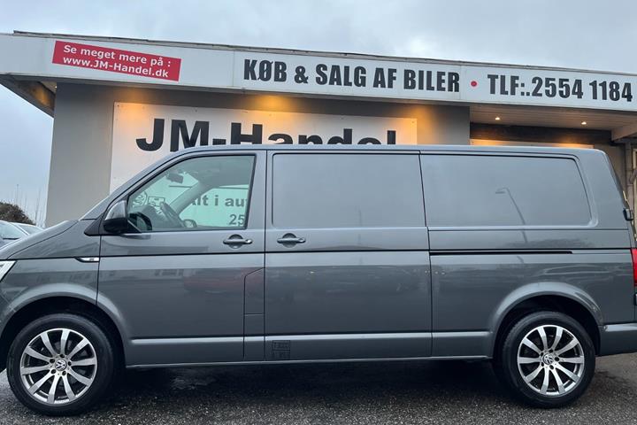 Grå VW Transporter fra 2017
