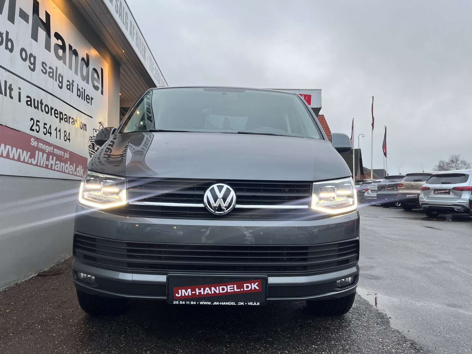 Grå VW Transporter fra 2017