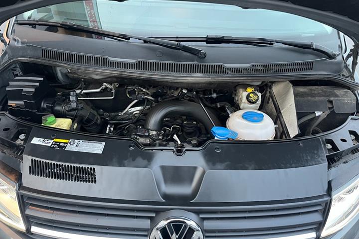 Grå VW Transporter fra 2017