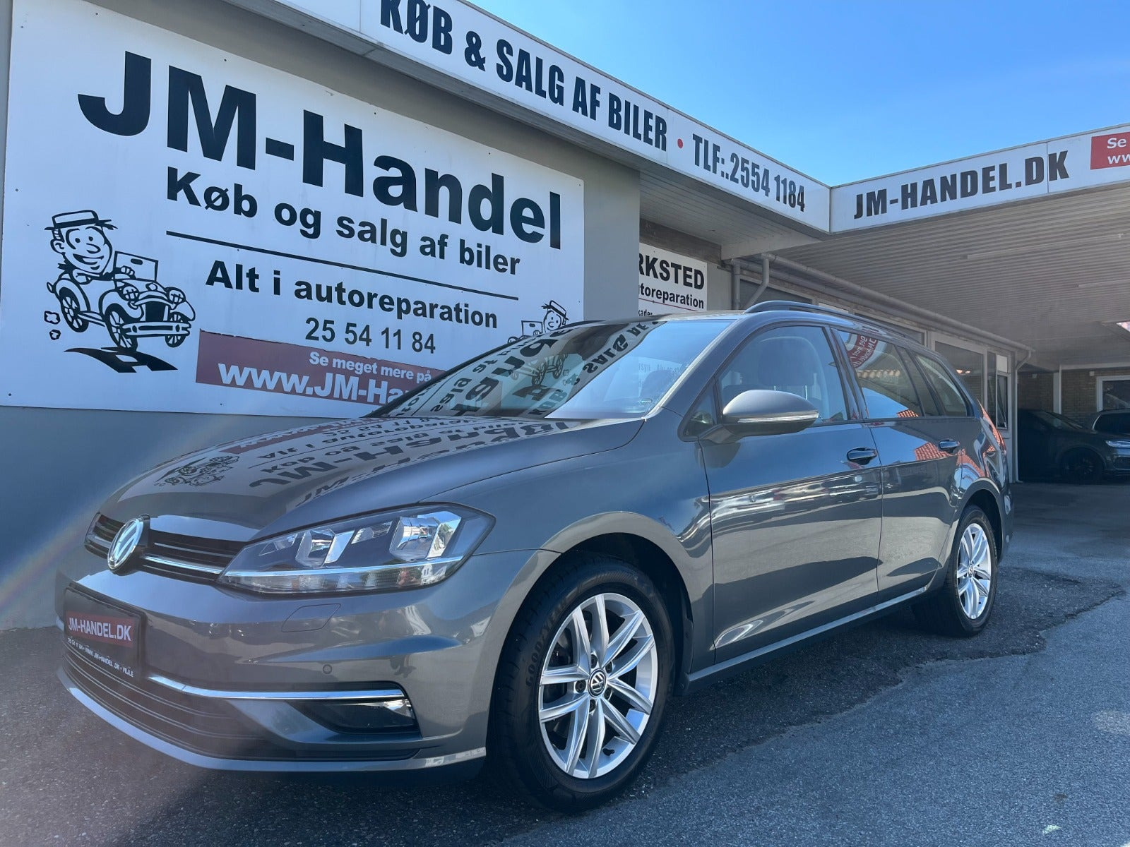 Grå VW Golf VII fra 2019