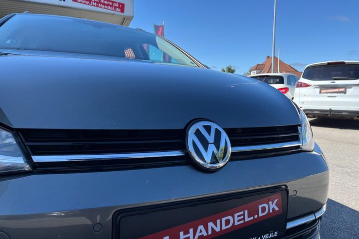 Grå VW Golf VII fra 2019