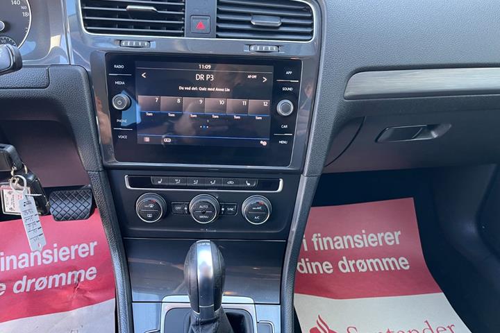 Grå VW Golf VII fra 2019