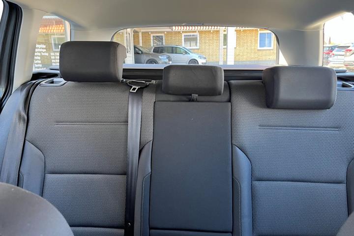 Grå VW Golf VII fra 2019