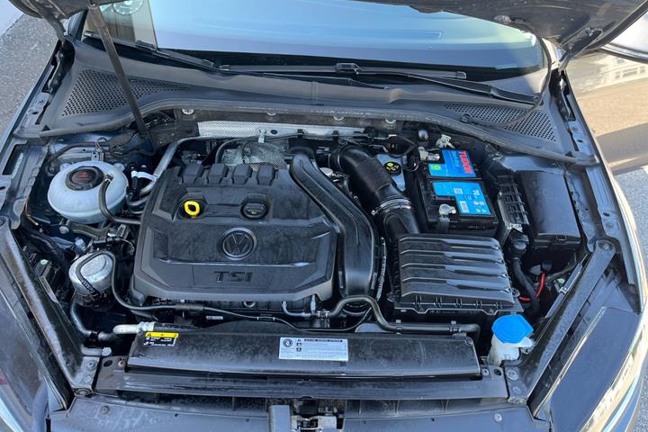 Grå VW Golf VII fra 2019
