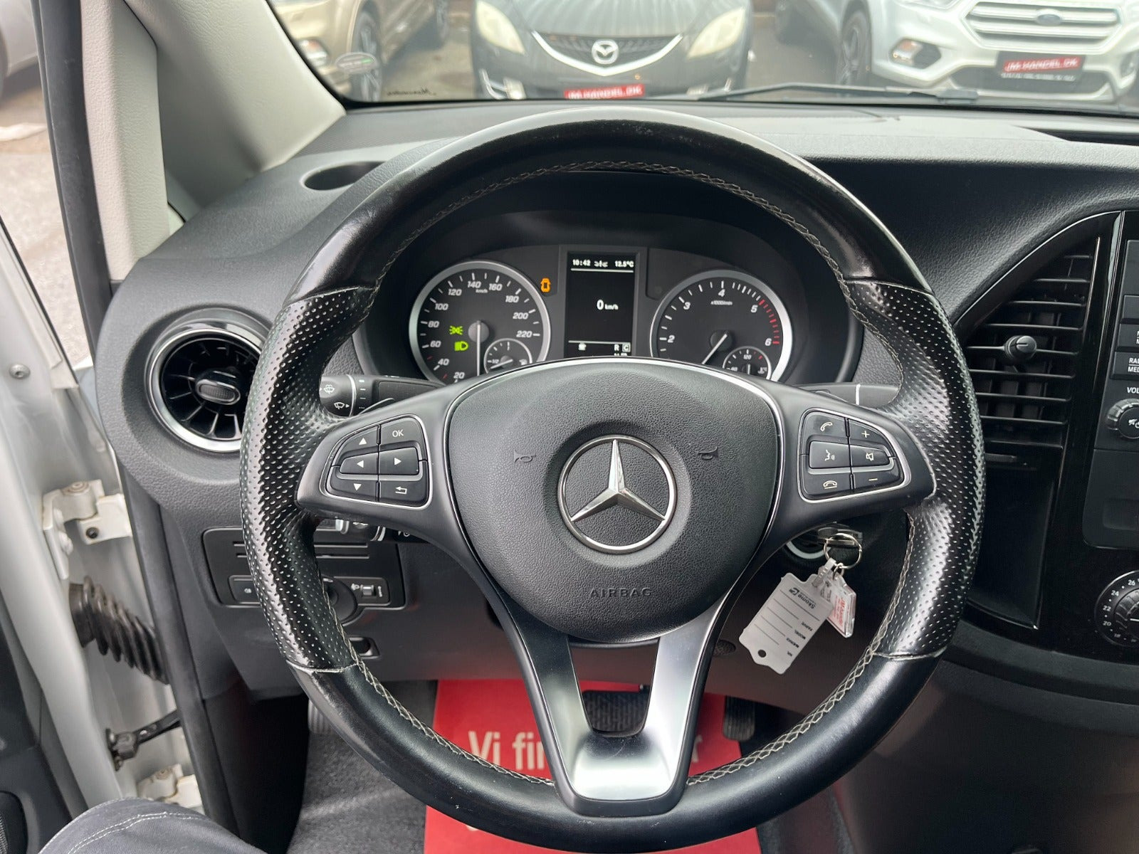 Hvid Mercedes Vito 114 fra 2021
