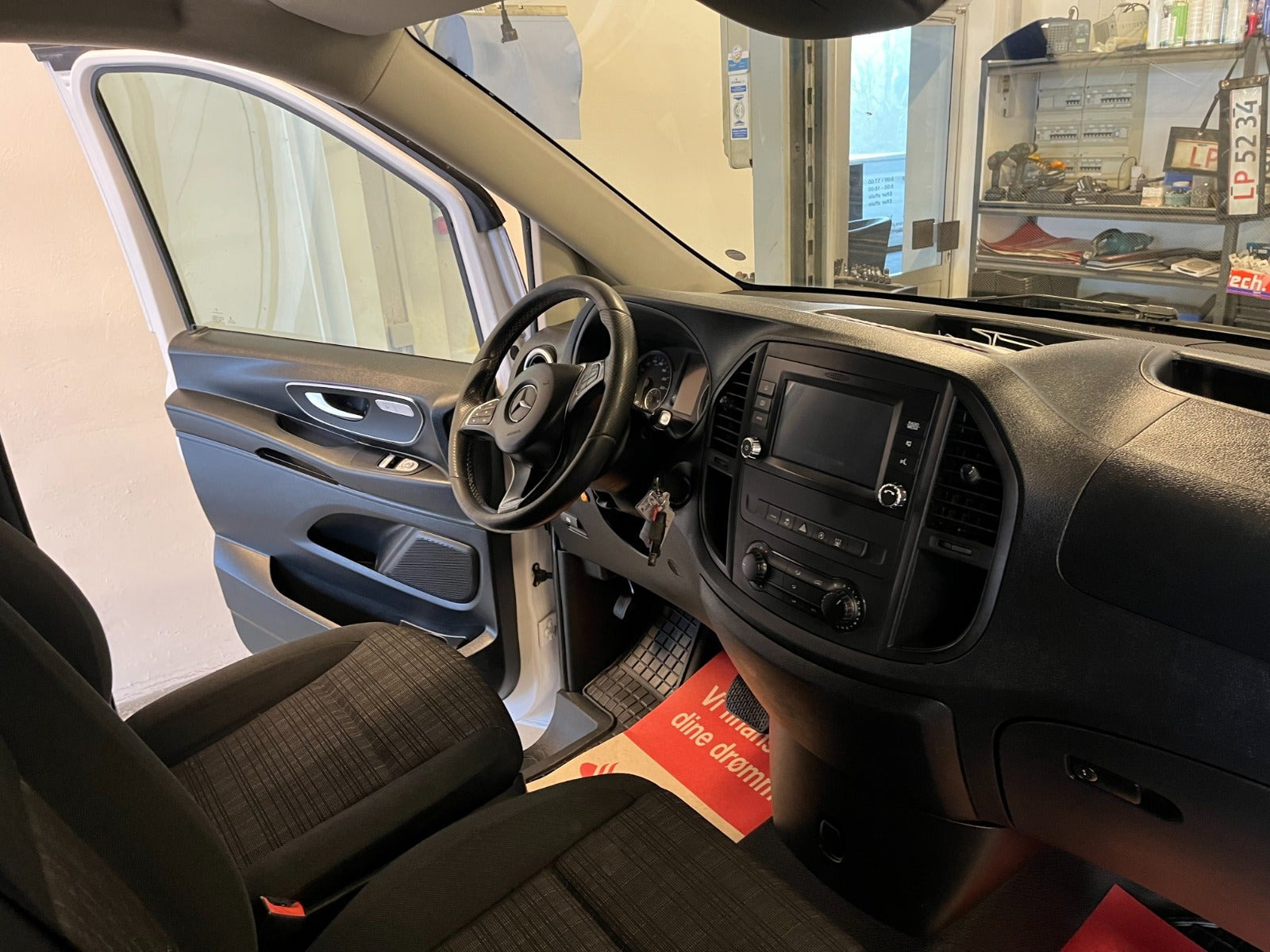 Hvid Mercedes Vito 114 fra 2020