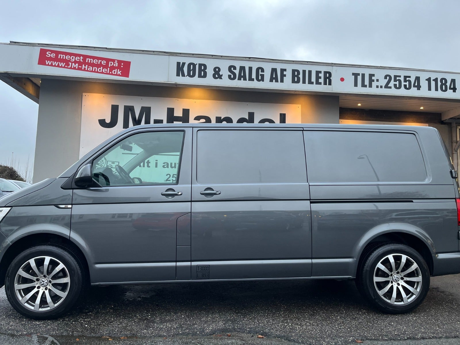 Grå VW Transporter fra 2017