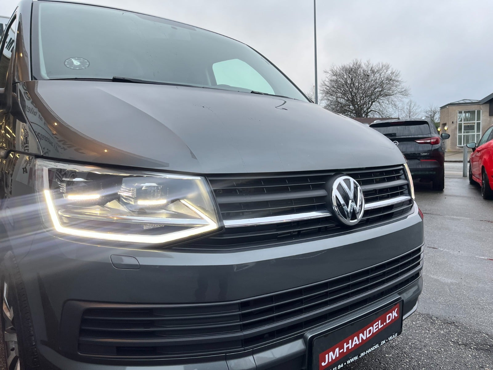 Grå VW Transporter fra 2017