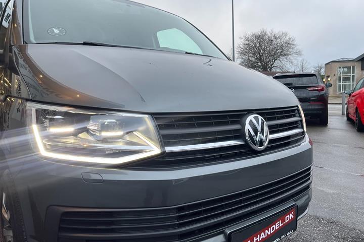 Grå VW Transporter fra 2017