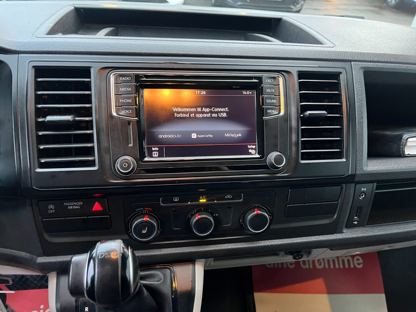 Grå VW Transporter fra 2017