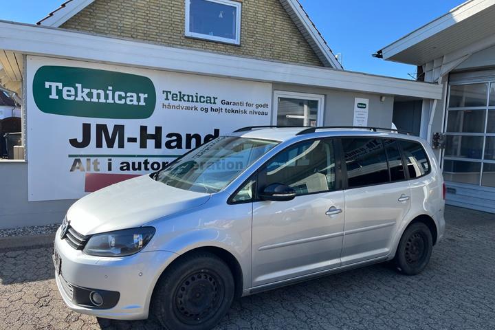 Sølv VW Touran fra 2015