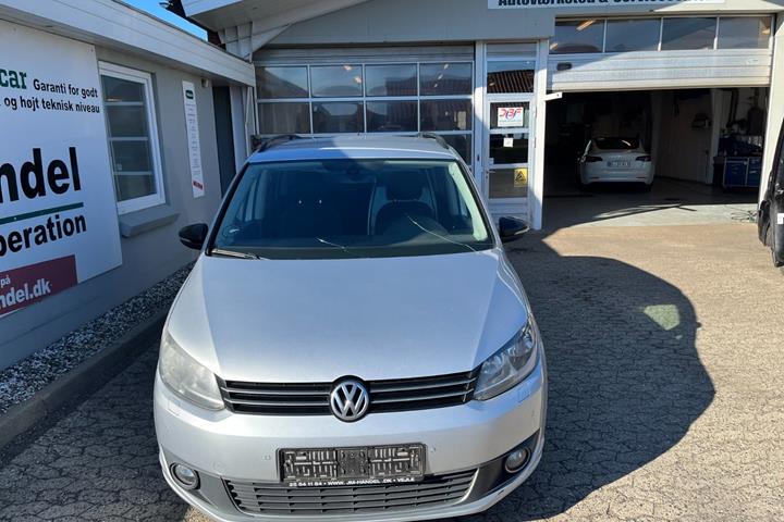 Sølv VW Touran fra 2015