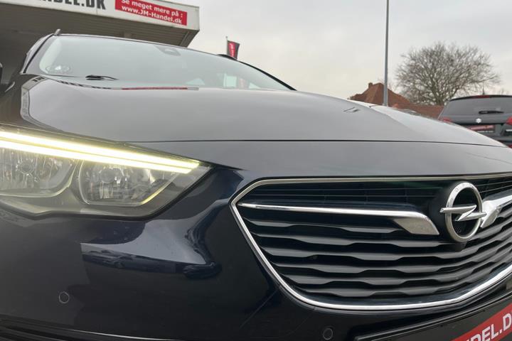 Blå Opel Insignia fra 2018