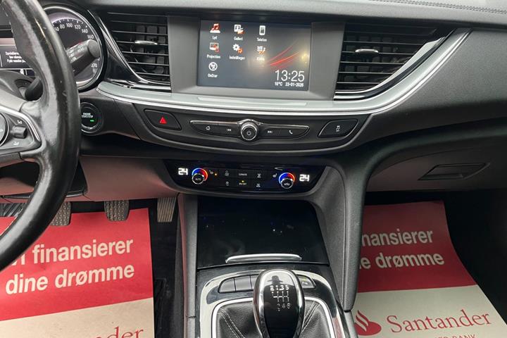 Blå Opel Insignia fra 2018