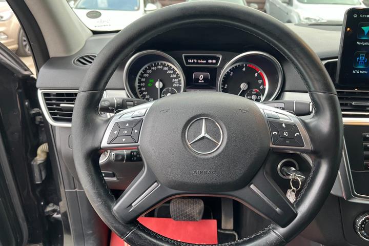 Sort Mercedes ML350 fra 2013