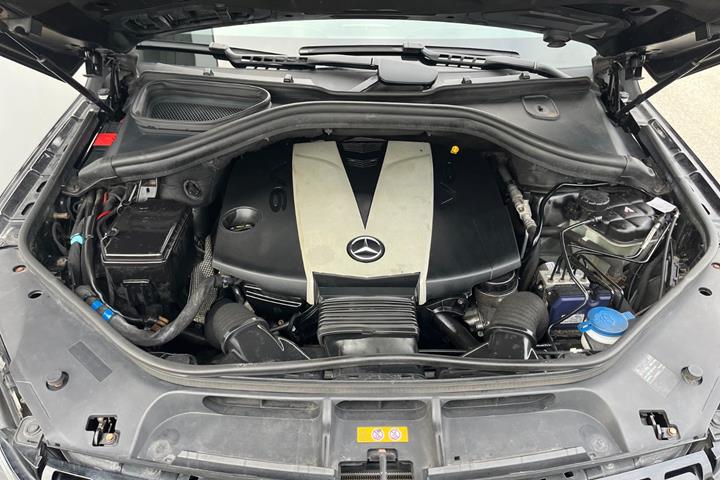 Sort Mercedes ML350 fra 2013