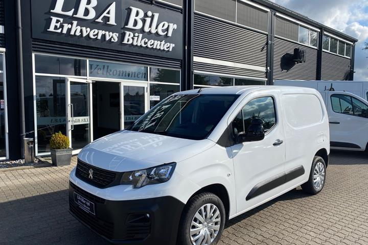 Hvid Peugeot Partner fra 2022 set udefra