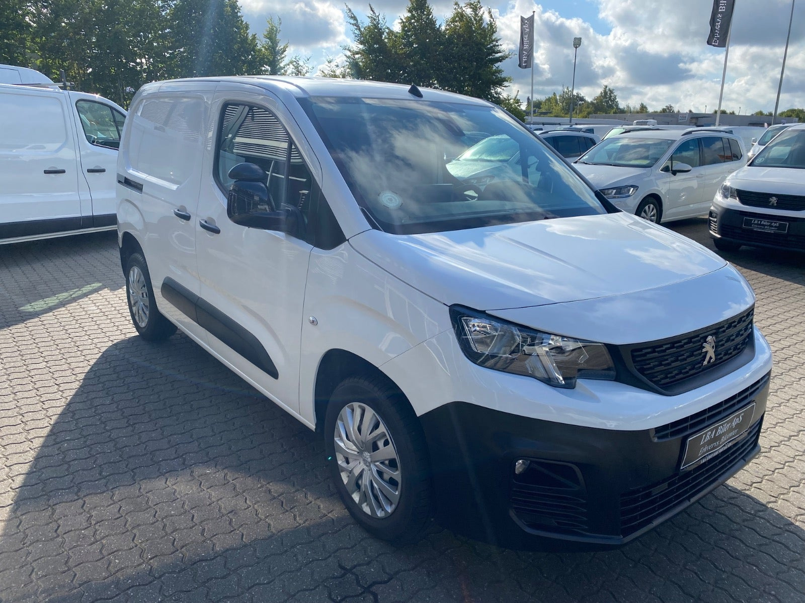 Hvid Peugeot Partner fra 2022
