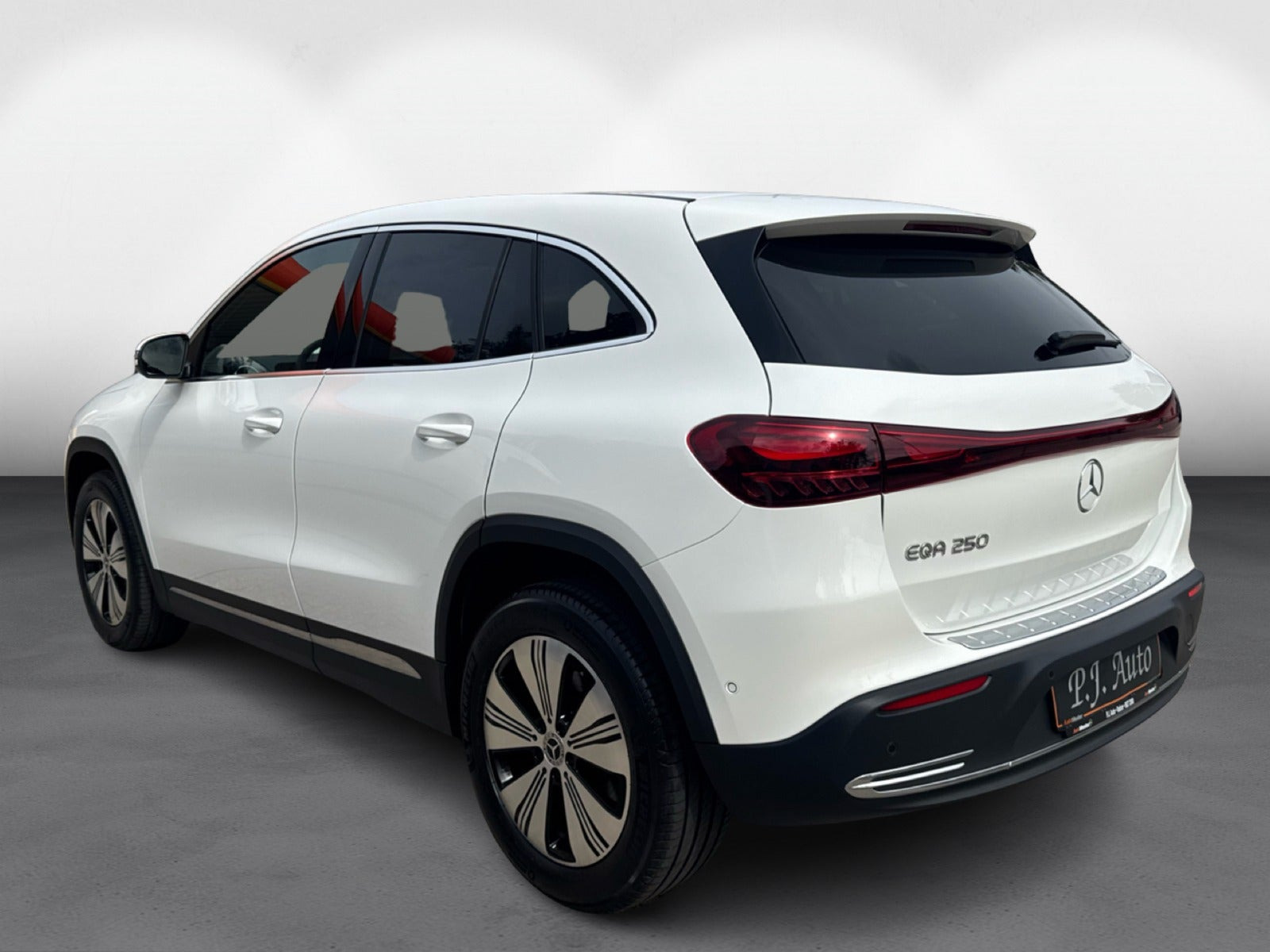 Hvid Mercedes EQA250 fra 2025
