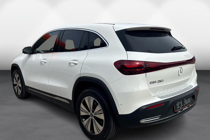 Hvid Mercedes EQA250 fra 2025